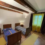 Casa Indipendente Con Camino E Mansarda. * Re