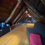 Casa Indipendente Con Camino E Mansarda. Сasa de vacaciones Re