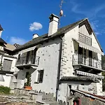 Сasa de vacaciones Casa Indipendente Con Camino E Mansarda. Re