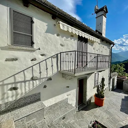 Casa Indipendente Con Camino E Mansarda. Vakantiehuis *