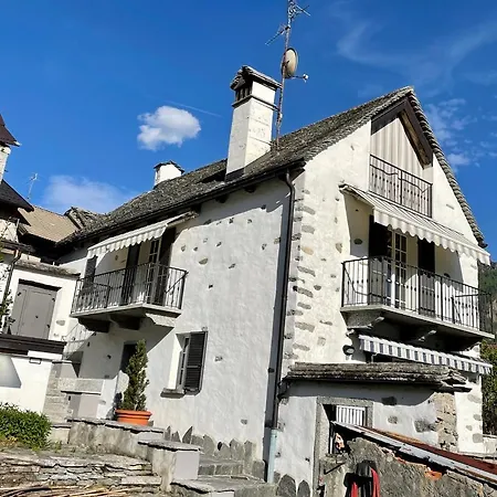 Ferienhaus Casa Indipendente Con Camino E Mansarda. Re