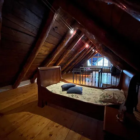 Casa Indipendente Con Camino E Mansarda. * Re