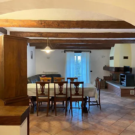Casa Indipendente Con Camino E Mansarda. Holiday home Re