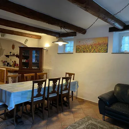 Vakantiehuis Casa Indipendente Con Camino E Mansarda. *