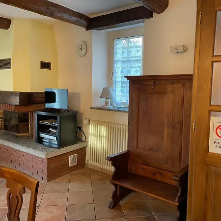 Casa Indipendente Con Camino E Mansarda. Re