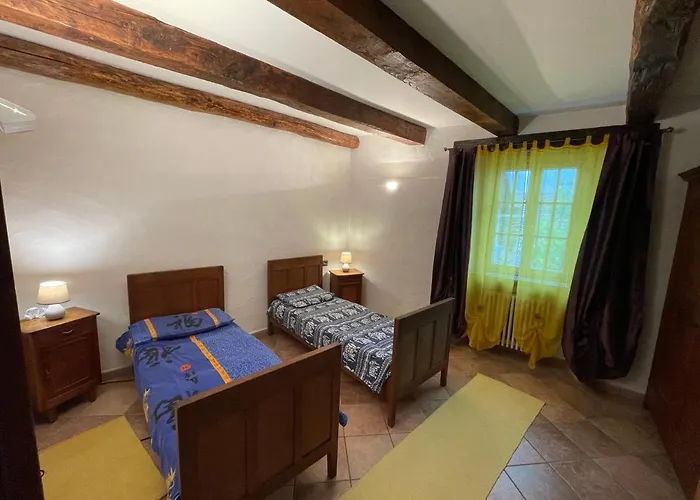 Casa Indipendente Con Camino E Mansarda. * Re