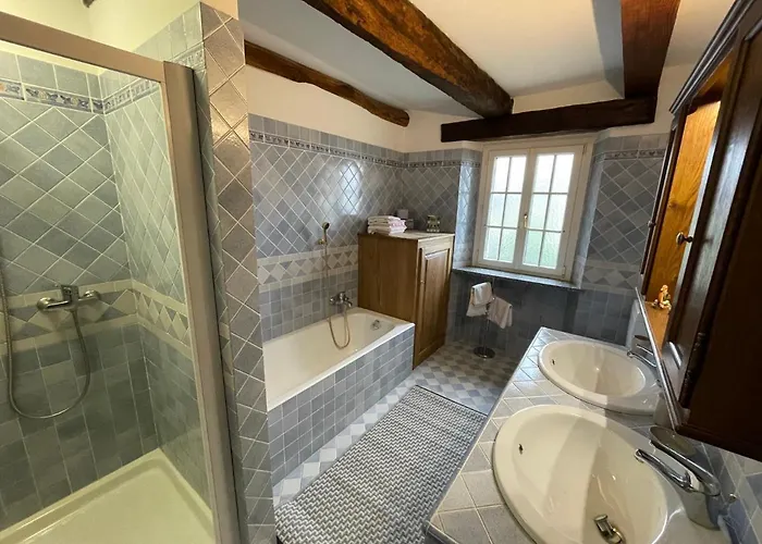 Casa Indipendente Con Camino E Mansarda. Re