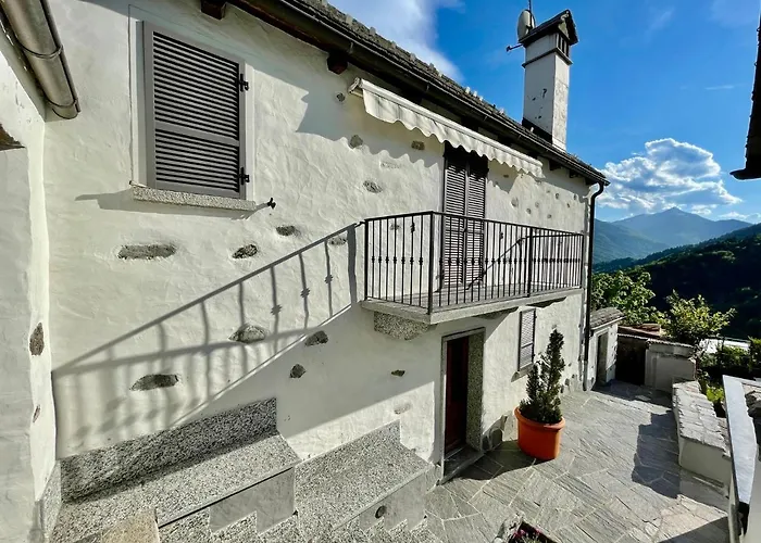 Casa Indipendente Con Camino E Mansarda. Σπίτι διακοπών *