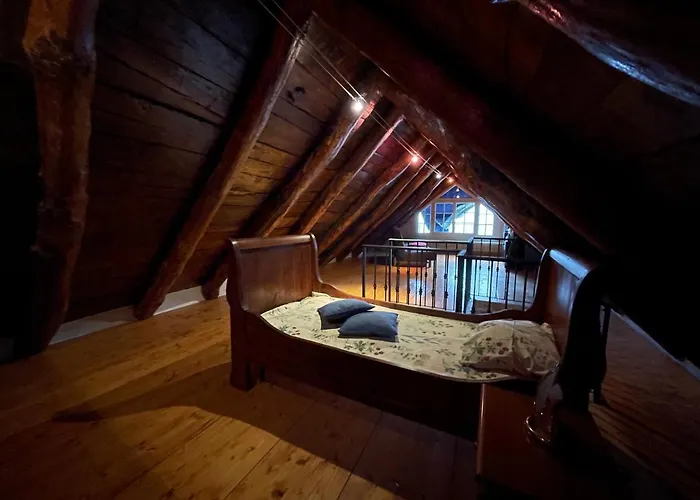 Casa Indipendente Con Camino E Mansarda. * Re