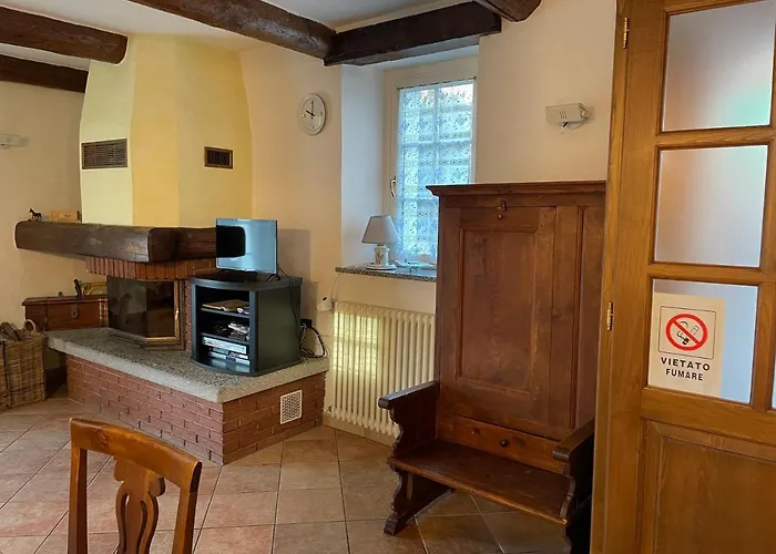 Casa Indipendente Con Camino E Mansarda. Re